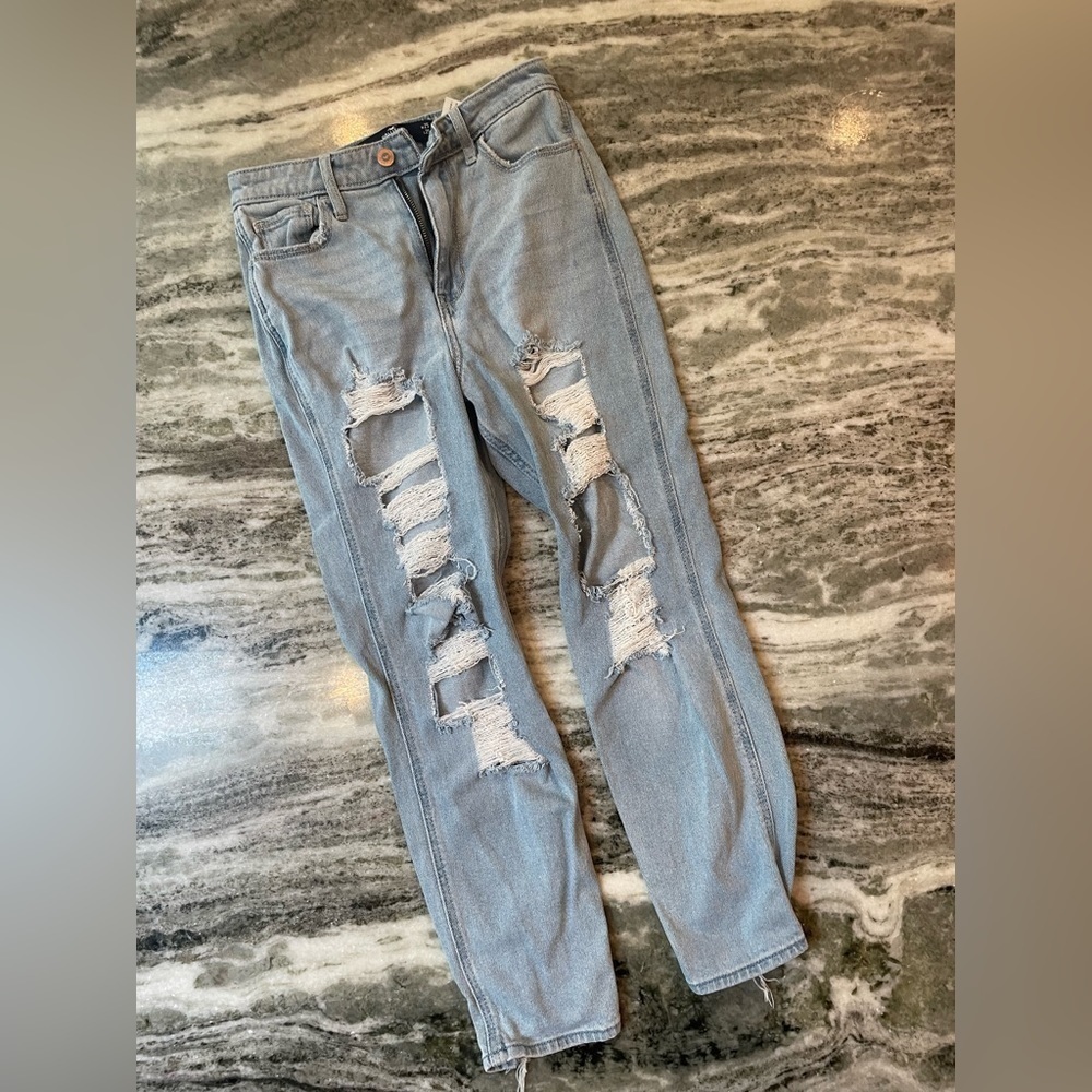 Hollister Ultra High-Rise Mom Jean Size 25
